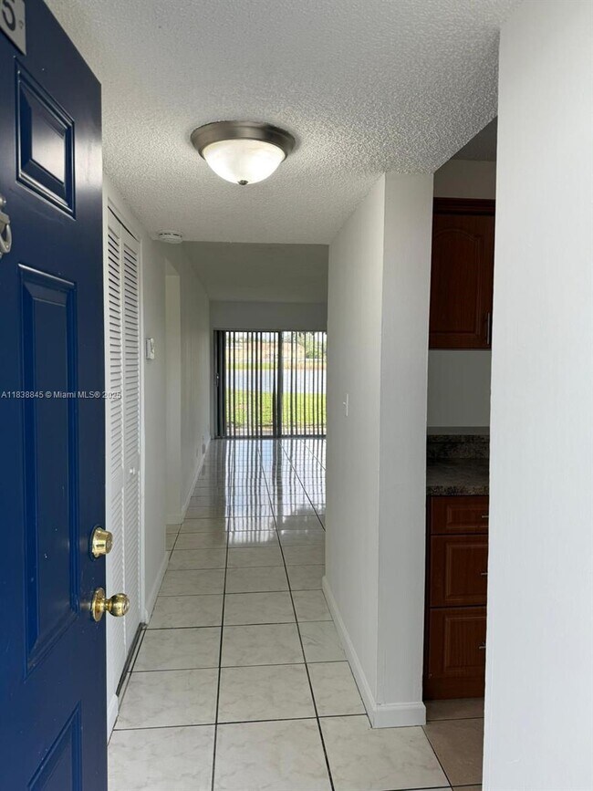 Foto del edificio - 8560 N Sherman Cir