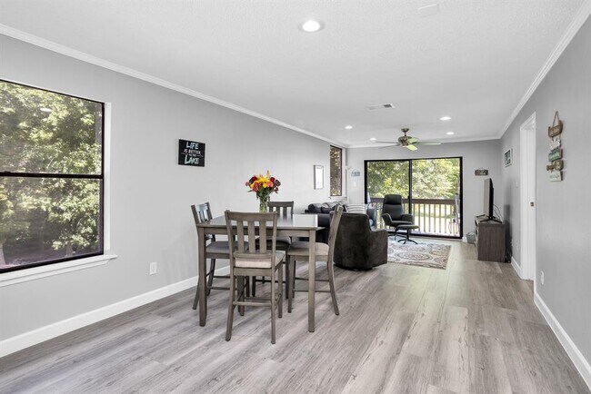 Building Photo - 3900 Aspen Dr