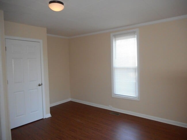 Building Photo - 2-Bedroom, 1- Bathroom Home Close to Downtown