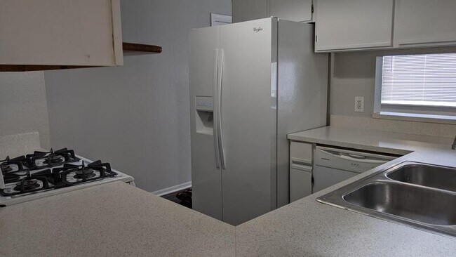 Foto del edificio - 751 Hilltop Ln
