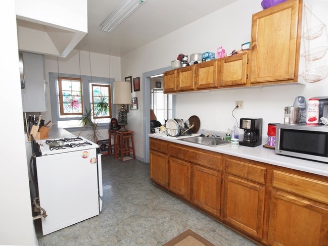 Interior Photo - 109 S Berendo St