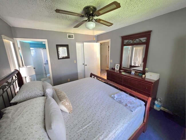 Foto del edificio - 4709 Lucerne Lakes Blvd E