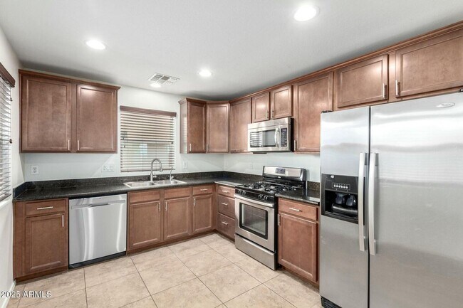 Foto del edificio - Beautiful 3 bedroom plus den, 2.5 bath hom...