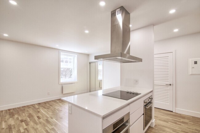 Building Photo - 2100 Rue du Fort