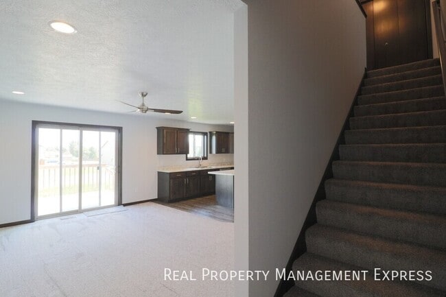 Building Photo - Amazing 4 Bedroom 3.5 Bathroom Townhome in Sioux Falls