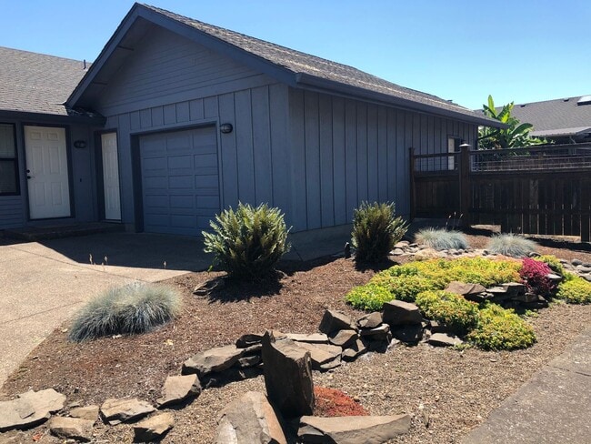 Building Photo - 2-bedroom 2-bathroom duplex with 2 garages in Eugene!