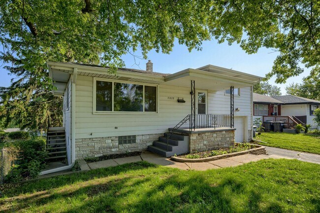 Building Photo - Charming Multi-Level Home with Flexible Li...