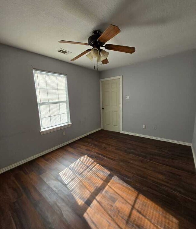 Foto del edificio - 11018 Shady Oaks Dr