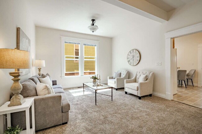 Building Photo - Charming, Spacious 5-Bedroom Home in York ...