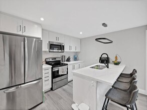 Building Photo - 493 Queen Victoria Dr
