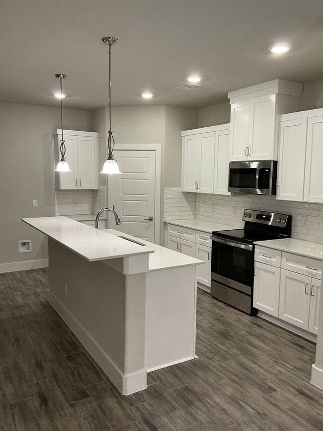 Building Photo - 673 The Cottages