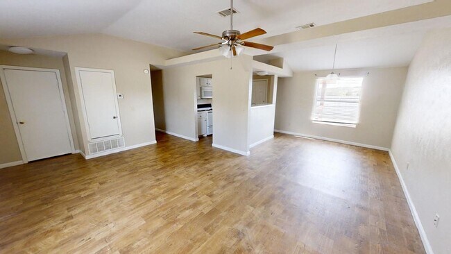 Building Photo - "Charming 3-Bedroom Home with 2 Full Baths...