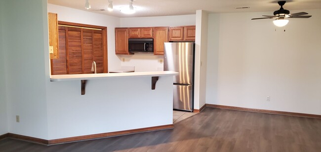 Building Photo - 3 bd Park DeVille condo in W Columbia, new...