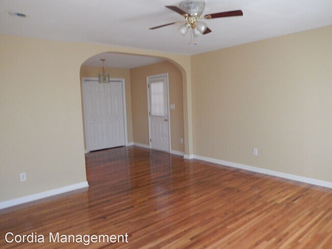 Building Photo - 3 br, 1 bath House - 3329 Eisenhower Cir