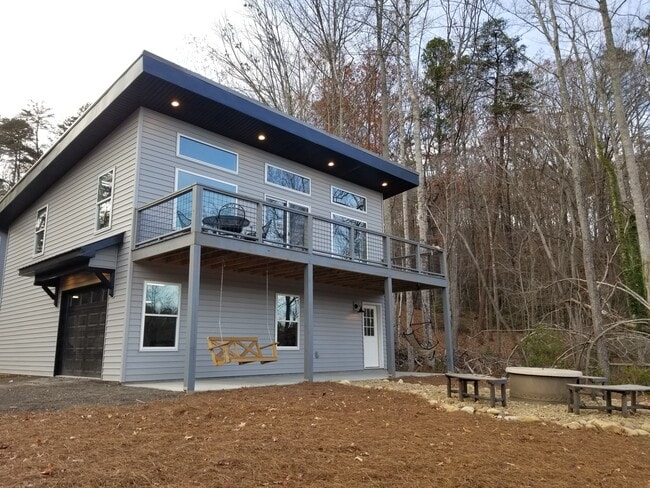 Building Photo - 1529 W Lakeshore Dr