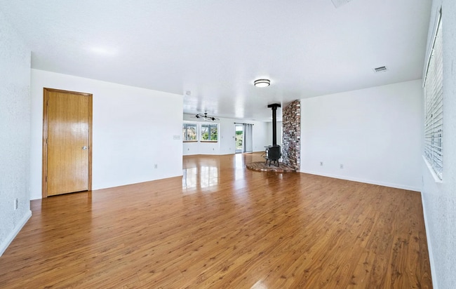 Building Photo - Beautiful 5 Acre Property in Cottonwood