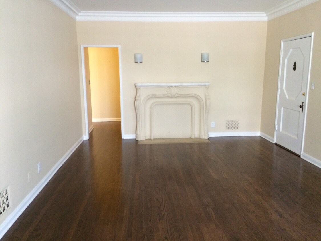 Apt 1, Living Room / Main Entry - 2828 W 3rd St