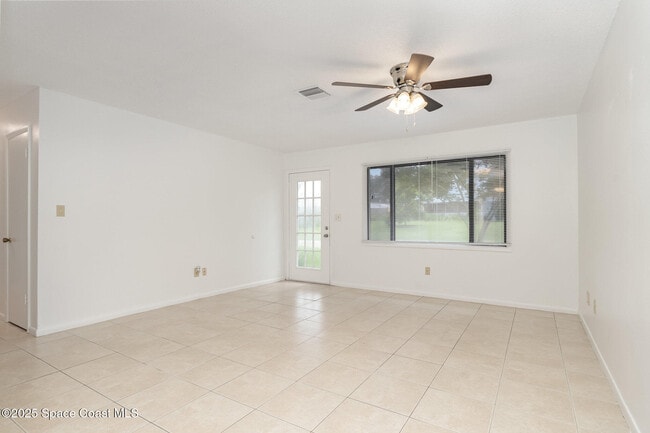 Building Photo - 4885 Cocoanut Dr