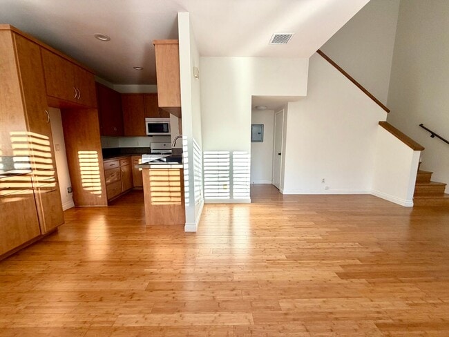 Building Photo - Light-filled, two-story 3-bedroom, 2.5-bath condo in the heart of Thousand Oaks!