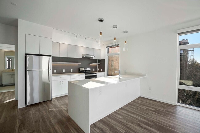 Building Photo - 839 Beacon