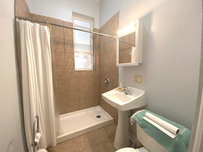 Foto del edificio - 2240 W Homer St
