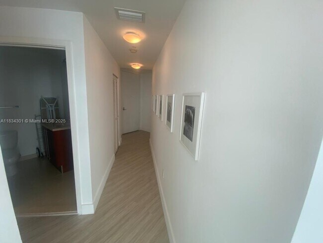 Foto del edificio - 79 SW 12th St