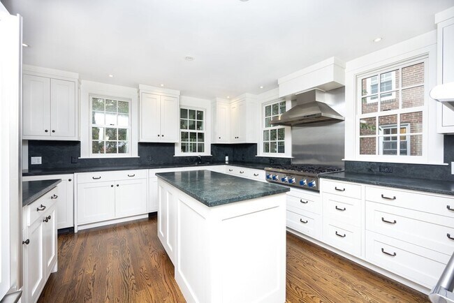 Building Photo - 257 Mt Auburn St