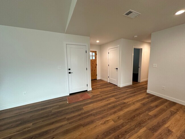 Building Photo - Move-in ready! Just remodeled! Many upgrades!