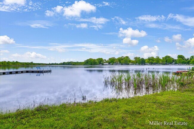 Foto del edificio - "Charming 3-Bedroom Lakehouse retreat with Spacious 2128 Sq Ft Layout in Hastings, MI!"