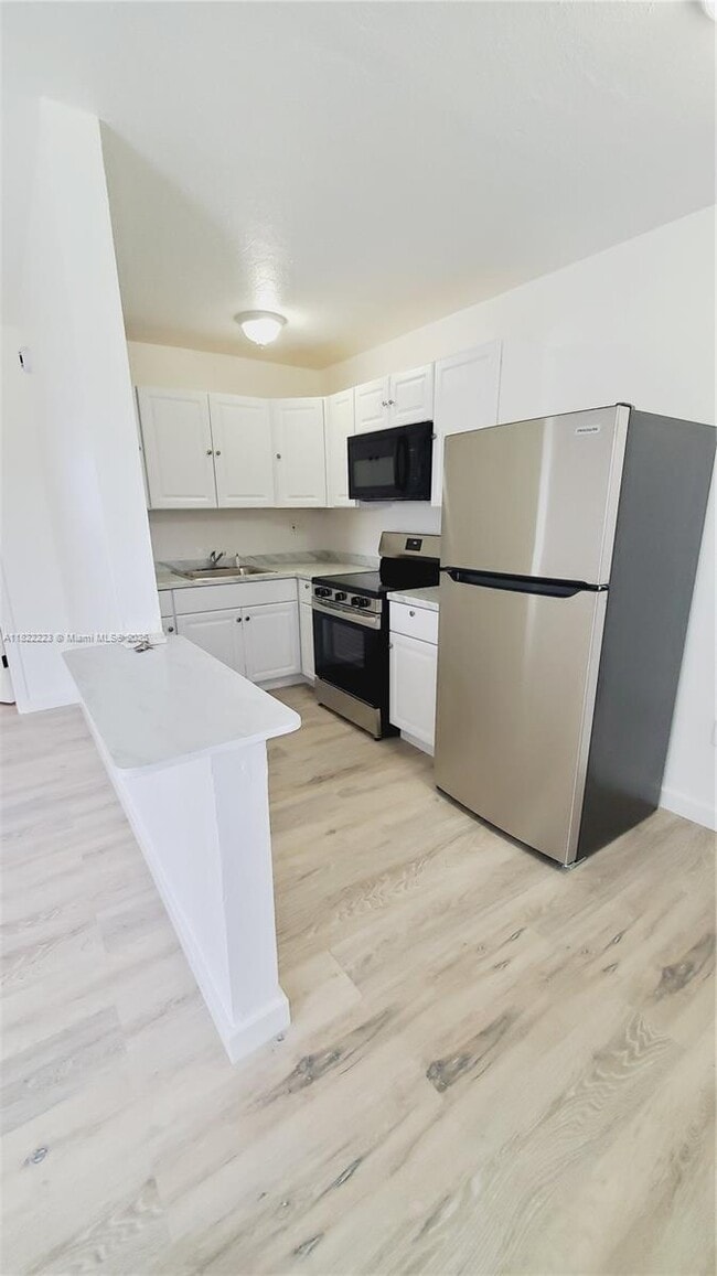 Building Photo - 4450 SW 67th Ave