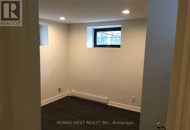 Building Photo - 152 Dowling Ave