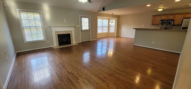 Building Photo - PHENOMENAL 4 Bedroom BEAUTY!!