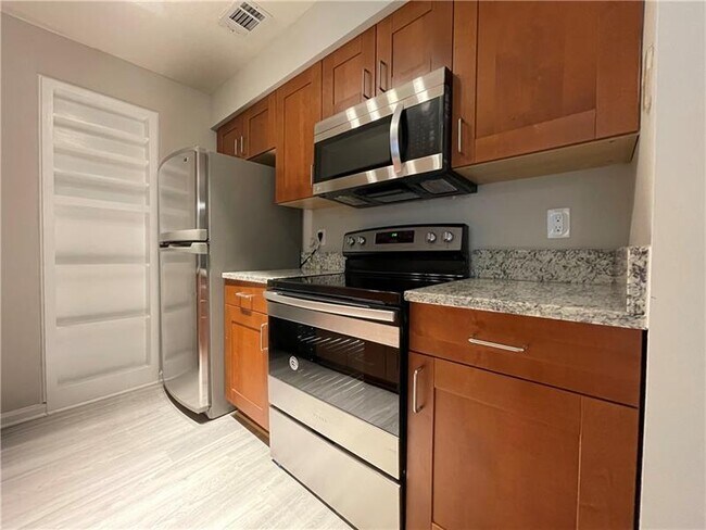 Building Photo - 4106 Pine Heights Dr NE
