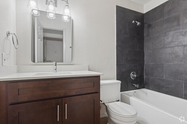 1 habitación, 1 baño - 688 pies cuadrados - Baño - Vista Isle Apartments