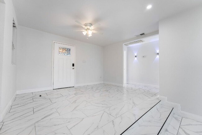 Foto del edificio - Single Story,  Totally Renovated , 3 bedroom, 2 bathroom Home with  extensive privacy and gated h...