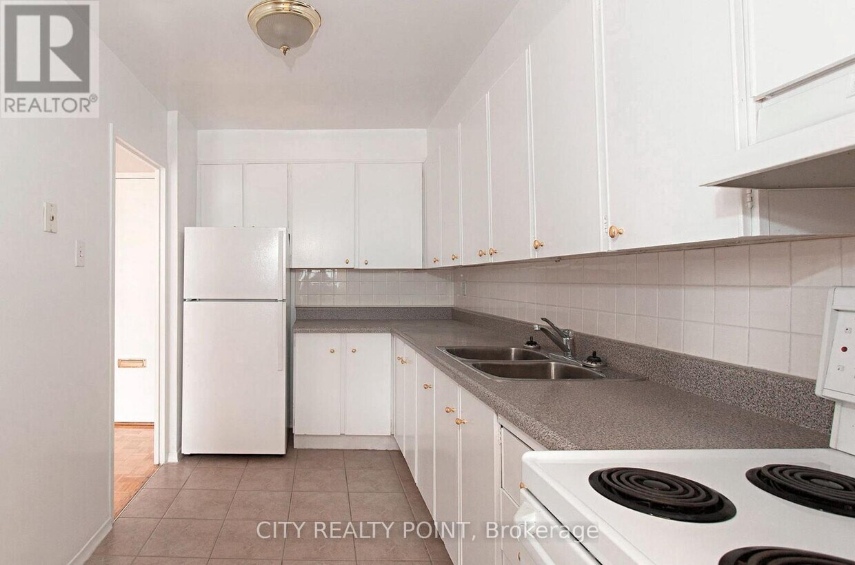 Primary Photo - 525 Eglinton Ave E