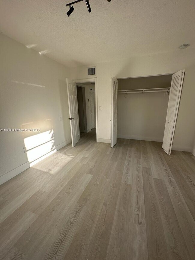 Foto del edificio - 6170 SW 62nd Terrace