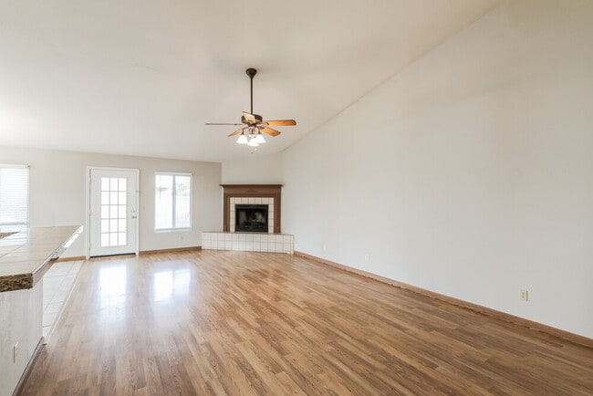 Building Photo - 8915 N Veridian Dr