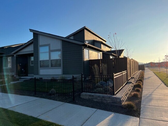 Building Photo - Beautiful Newer Home in NE Bend