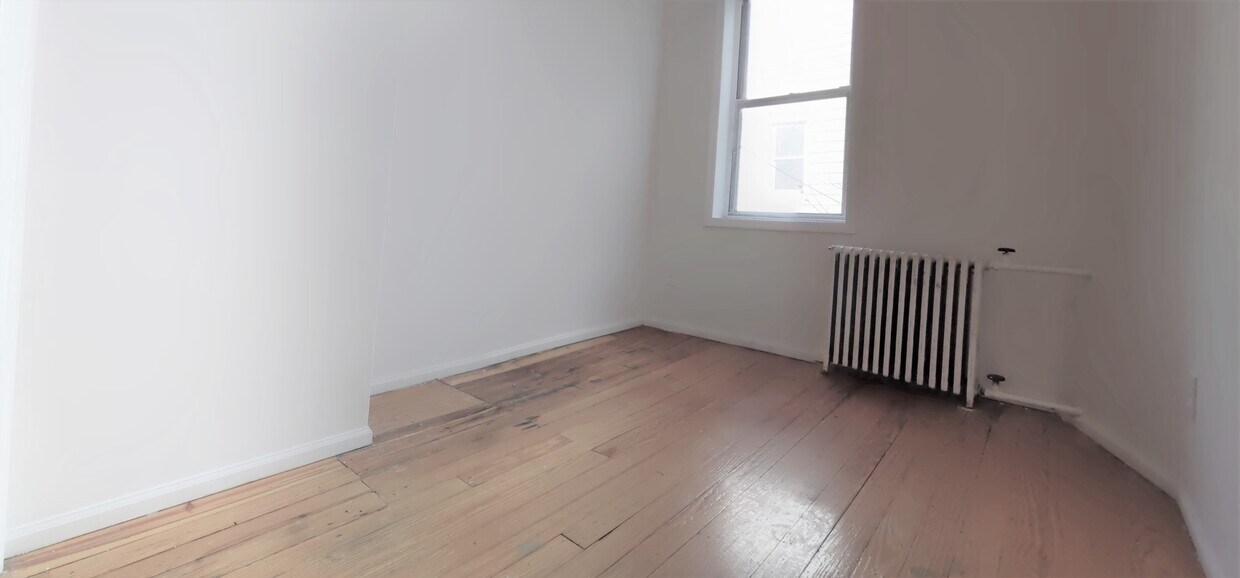 Primary Photo - 394 Manhattan Ave