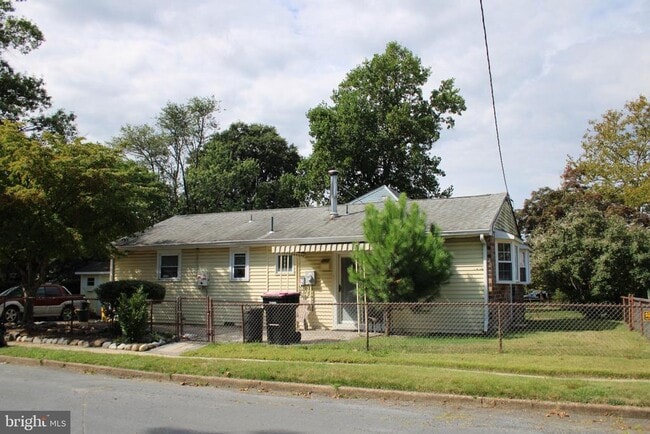 Building Photo - 402 W Evesham Rd