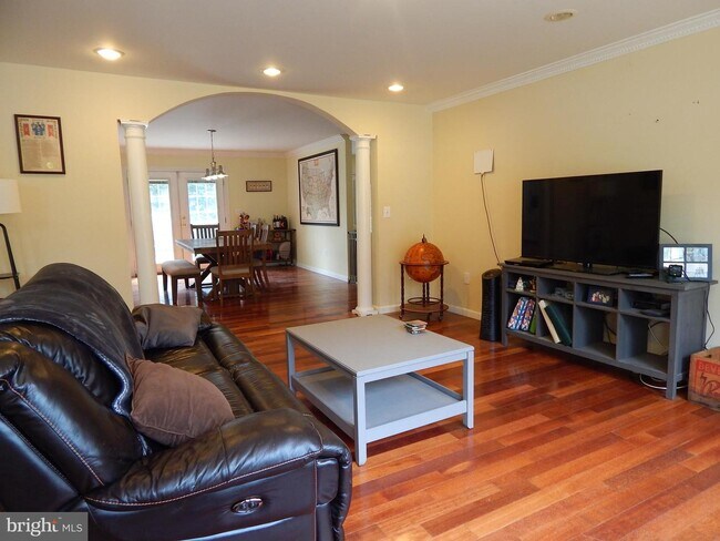 Building Photo - 6307 Crestwood Dr