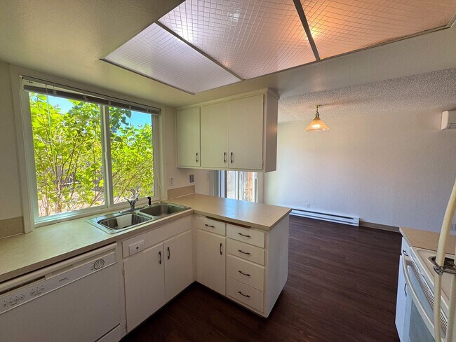 Foto del edificio - 3 Bedroom Duplex off Gilham Rd.