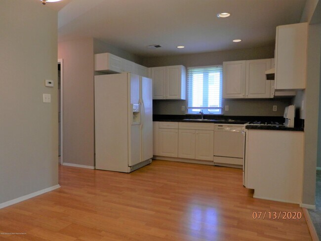 Building Photo - 58 Village Pl