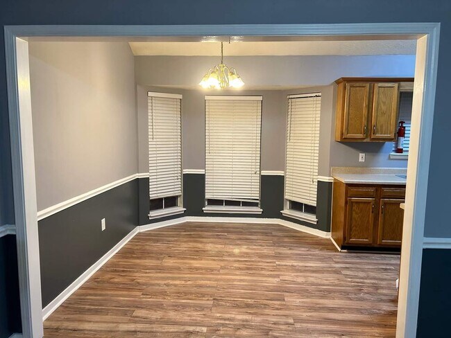 Dinning - 1001 Red Oak Dr
