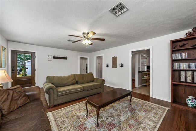 Building Photo - 737 Garden Acres Blvd