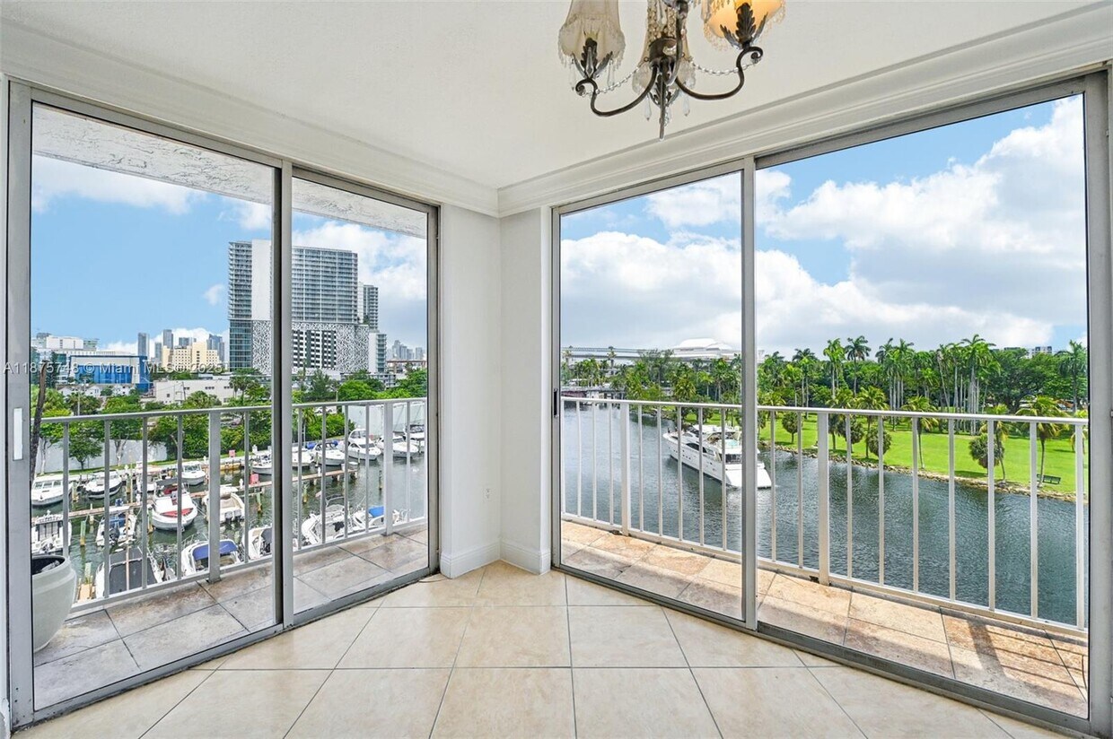 Foto principal - 1740 NW N River Dr