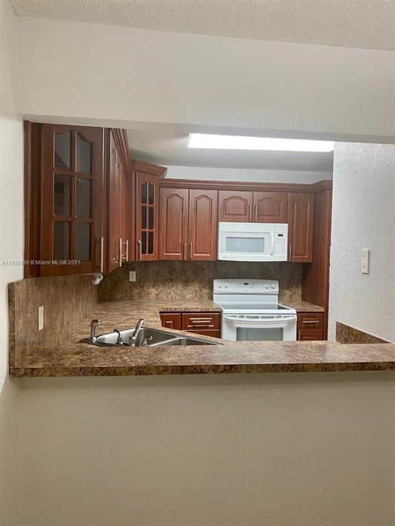 Foto principal - 6950 Miami Gardens Dr