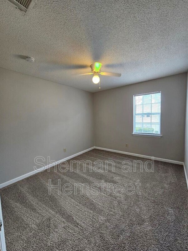 Building Photo - 406 Commons Dr