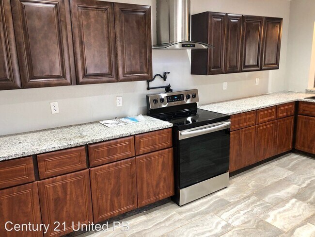 Building Photo - 2 br, 2 bath House - 3216 Holiday Dr.